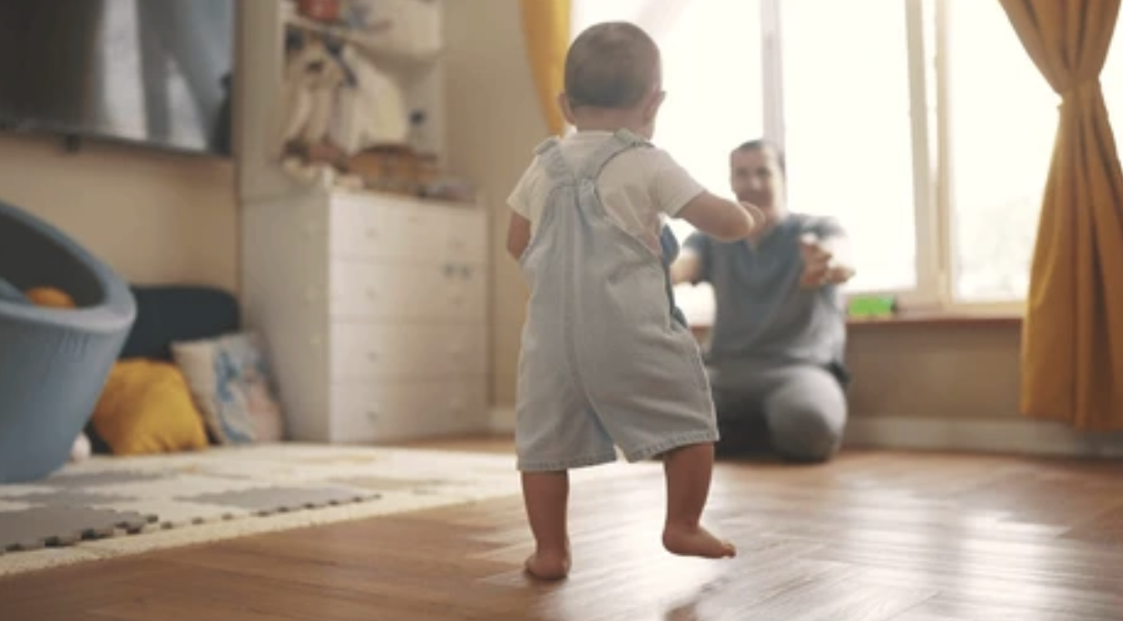 Bébé qui fait ses premiers pas