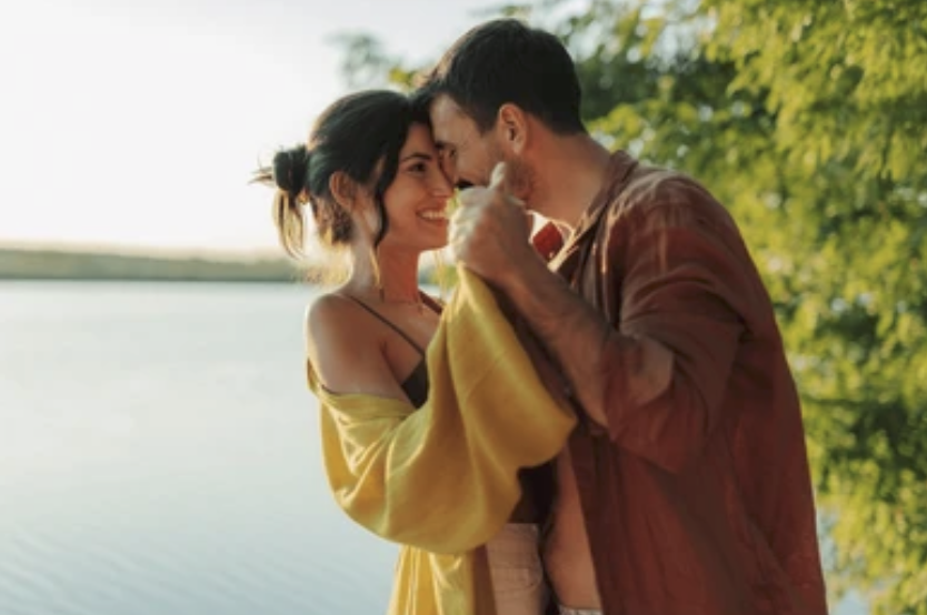 Couple amoureux au bord du lac