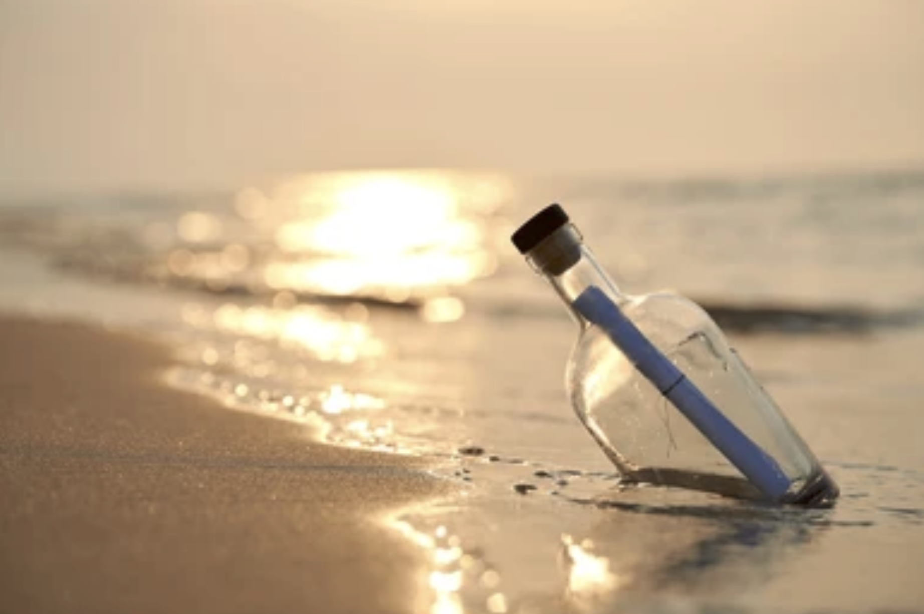 Une bouteille à la mer au coucher du soleil